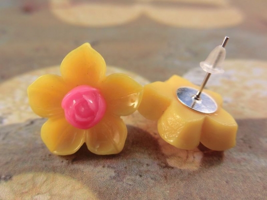 Preview: Blümchen Flower Ohrstecker Blüte gelb pink